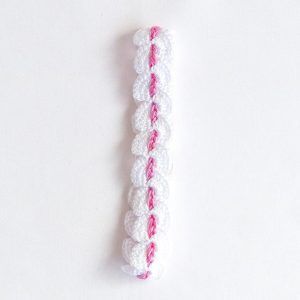 Diadema pequeña de ganchillo